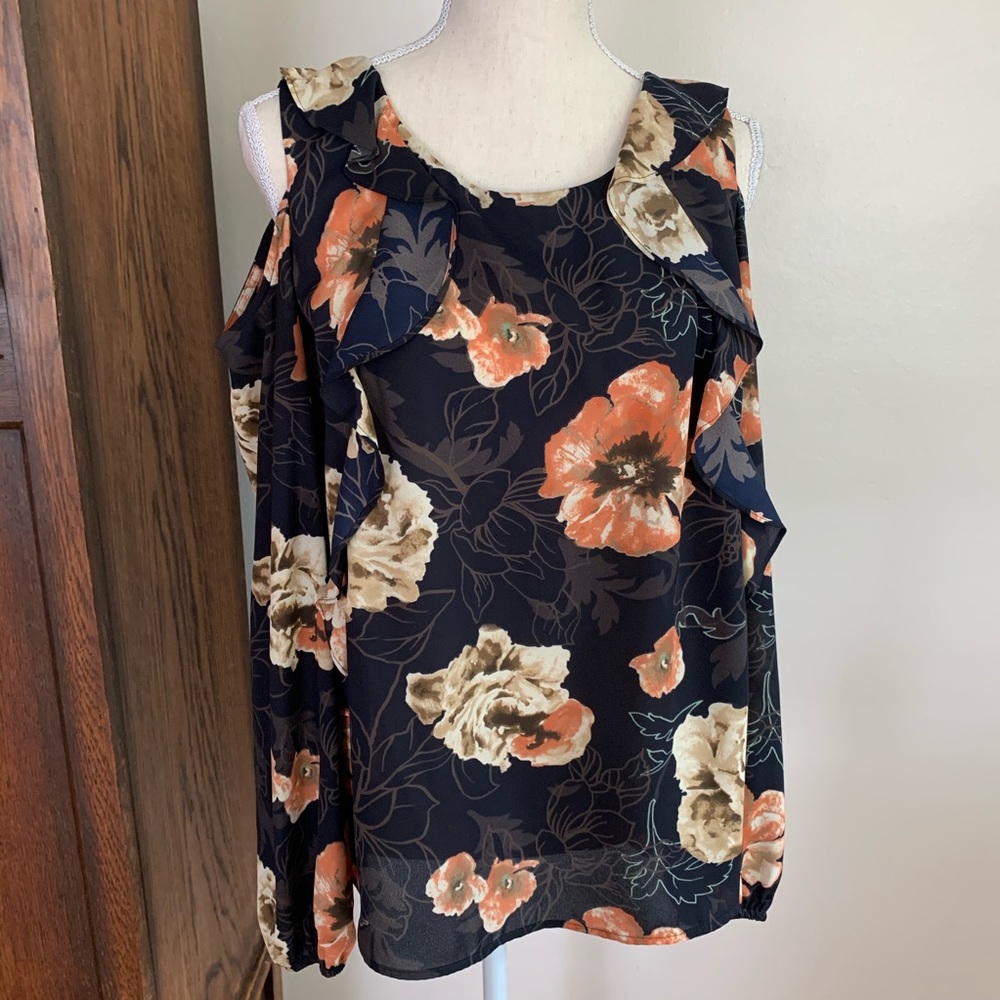 Never used, Pleione floral, cold-shoulder blouse🌺